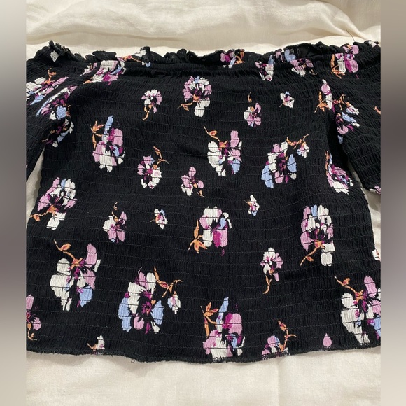 Off shoulder floral crop top with bell sleeves - Picture 3 of 6